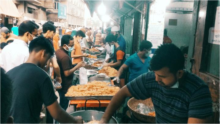 ইফতার কিনতে অমান্য স্বাস্থ্যবিধি, বাহানার নানা ধরণ